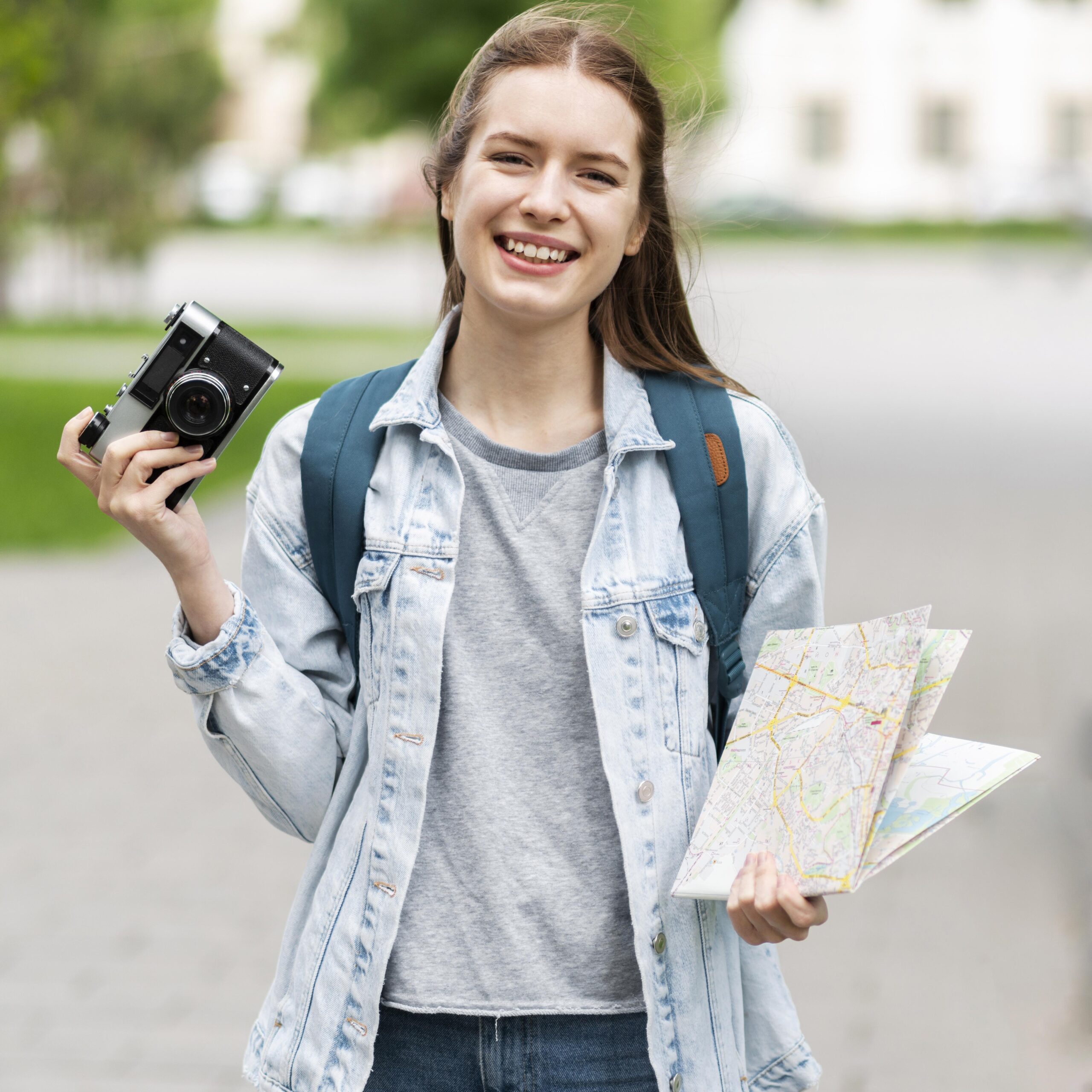 traveller-holding-map-old-camera-photo